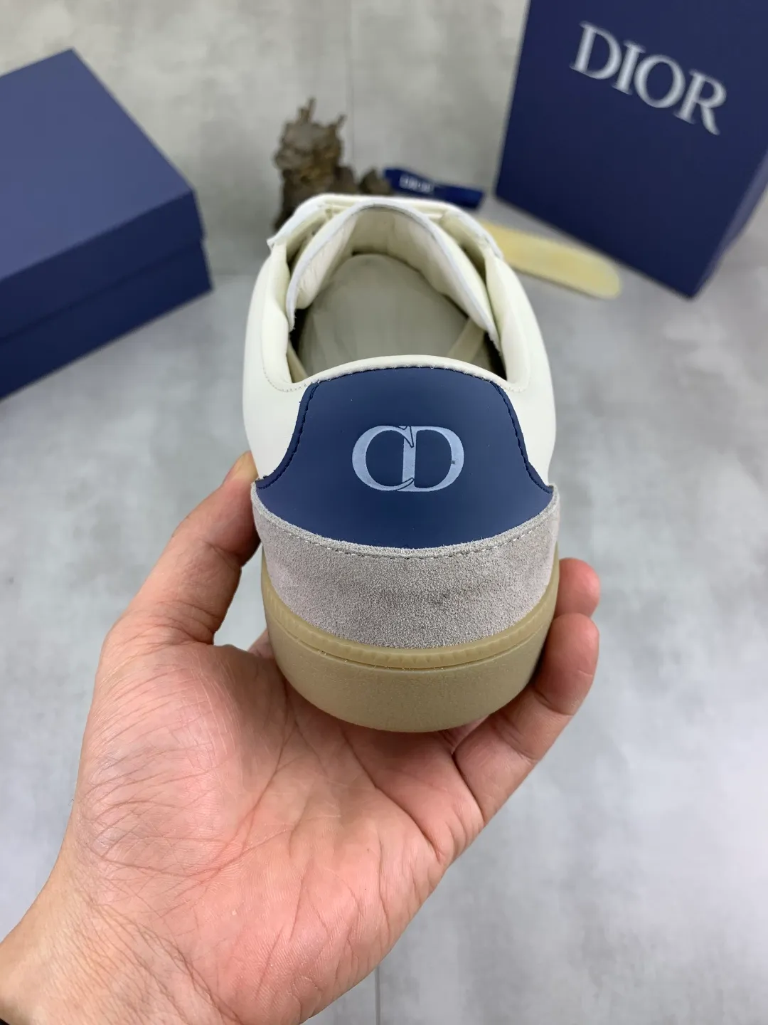 Men's shoes 💰P360 New Dior B01 moral training shoes, white first-layer cowhide, original molded outsole. New to the fall collection, this sneaker marks the return of a Dior classic, reinterpreted in a stylish and elegant silhouette. Crafted from white smooth first-grain cowhide with a tonal silk sheepskin lining, it features the Dior logo on the tongue and inner sides, and a CD icon on the heel. Paired with Tpu anti-slip soles of the same color, it can be matched with various styles to create a sophisticated look.  Code number: 38-44